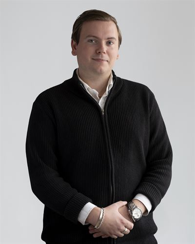 Oskar Jansson, assisterande mäklare i Vaxholm