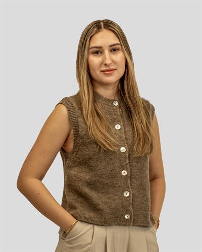 Aysel Recebova, assisterande mäklare i Skövde