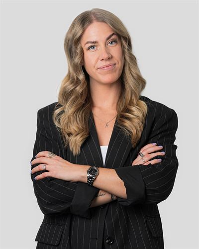 Nicole Koutoulakos, ansvarig mäklare i Hammarbyhöjden