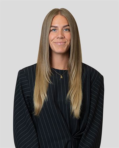 Nicole Koutoulakos, ansvarig mäklare i Hammarbyhöjden