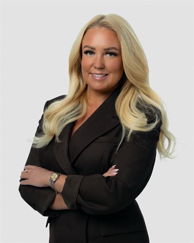 Amanda Merio, mäklare i Solna