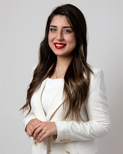 Solmaz Badihi, assisterande mäklare i Täby & Danderyd