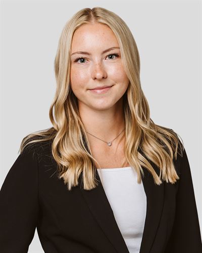 Julia Jonasson, assisterande mäklare i Ängelholm