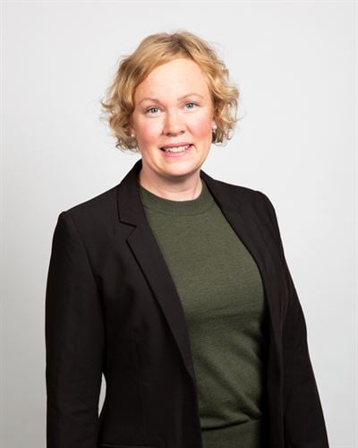 Olivia Hansen, mäklare i Norrtälje