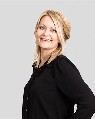 Helena Hallgren, assisterande mäklare i Simrishamn