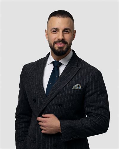 Gabriel Mirza, assisterande mäklare i Solna