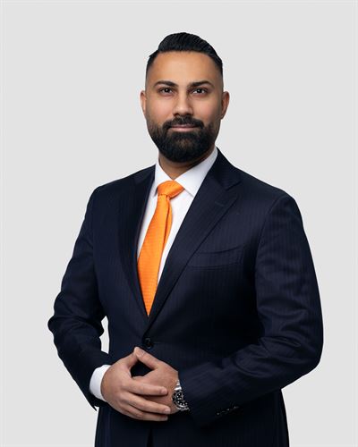 Basit Malik, ansvarig mäklare i Solna