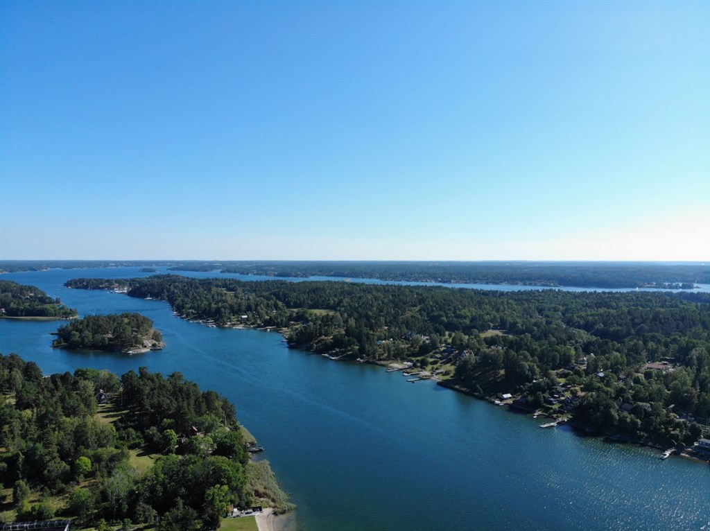 Tynningö – ca 30 minuter från stan finns denna oas med underbara insjöar, kuperade vandringsleder och aktivt föreningsliv  i vaxholm