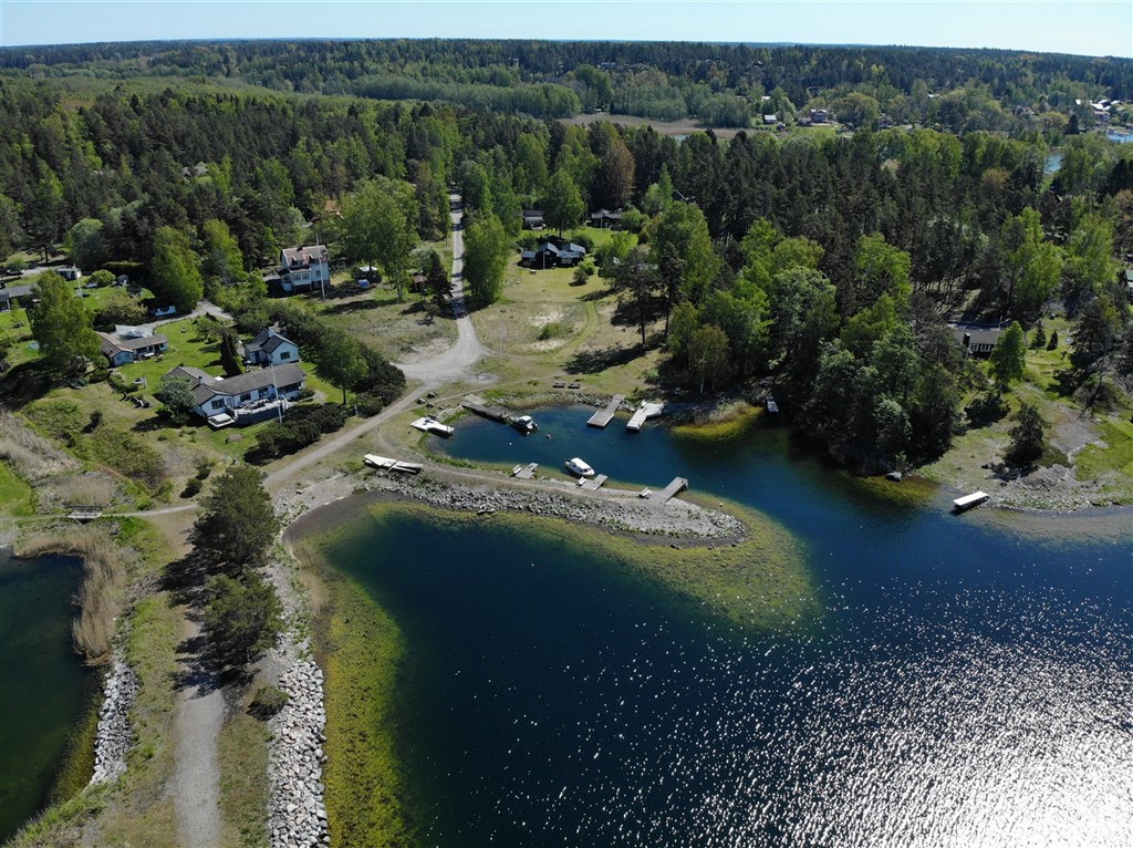 Ljusterö – en levande skärgårdsö med skola, förskola, ett litet centrum, restauranger och aktiva företagare.   i österåker
