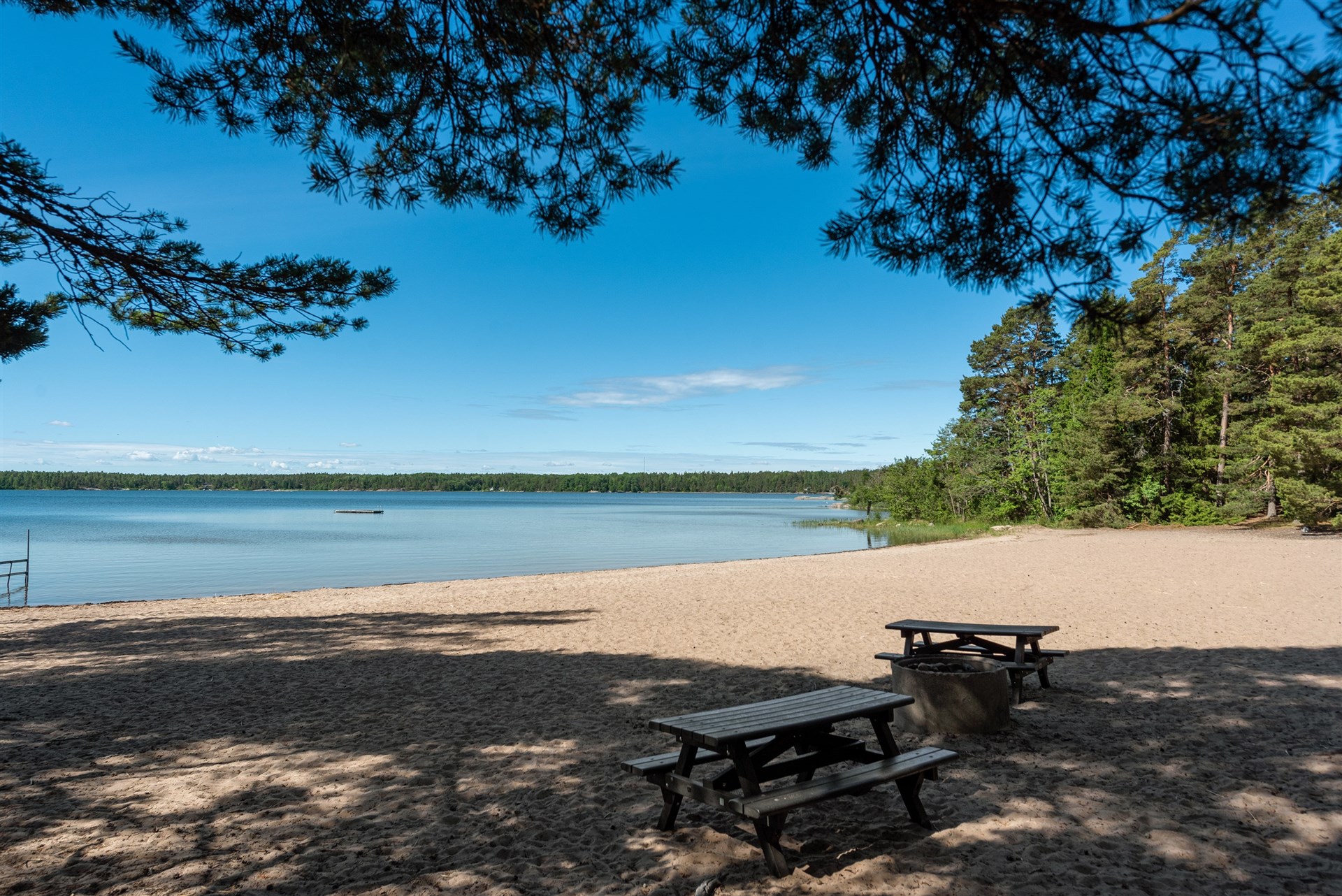 Från huset når man enkelt föreningens bad och båthamn på enkelt badrocksavstånd (300m) där möjlighet till båtplats finns. I området ligger även en av öns vackraste badstränder med stor långgrund sandstrand, ca 1 km från huset.